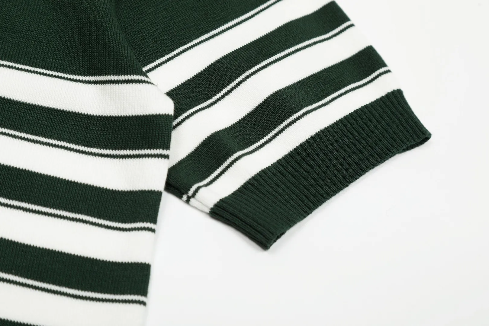 P160 💰 "Top quality" Style number: DS611# (on sale all year round) [Ralph Lauren striped pony embroidered small V-neck knitted POLO short sleeves] ✅Ralph Lauren pinstriped small V-neck ice silk knitted POLO lapel short sleeves ✅Main supply platform live broadcast Wholesale entities ✅ZP quality 1:1 version Scan the code to enter the GF website Counter quality ✅Detailed quality The only one in Guangzhou Imported quality cotton yarn Focus on high-end, cost-effective, and good quality. Needless to say, the version is restored to the original. Loose, comfortable and stress-free. Simple is high-end. Classic is eternal. ✅The upper body is simple and easy to match. A must-have for men and women. Good-looking clothes are never picky. A must-have in the wardrobe. Size: S-XL. Color: Black, White, Green.